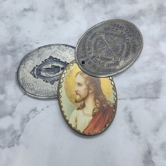 Vintage  Catholic Pendant Charm - Picture 3 of 6